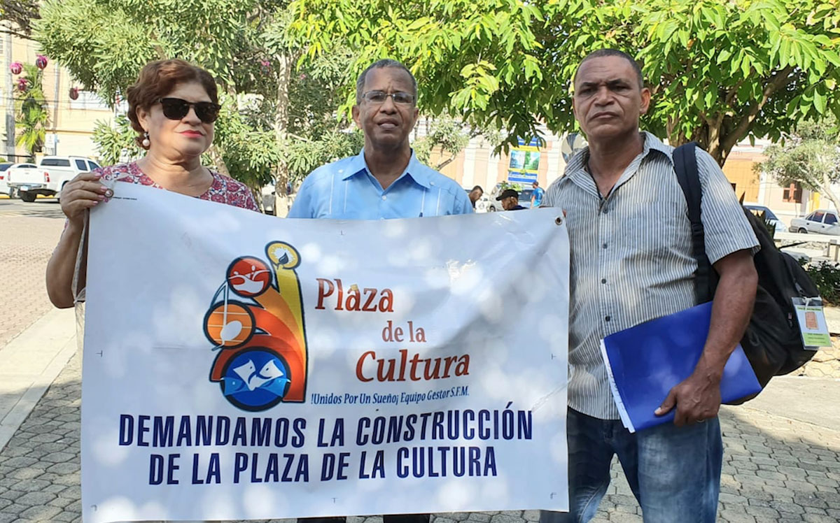 Desde la derecha, Oscar Escarraman, José Manuel Acosta y Carmen Taveras, del Comité Pro-Construccion Plaza de la Cultura